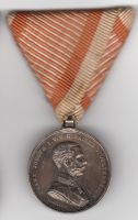 TAPFERKEITSMEDAILLE SILBER KAISER FRANZ JOSEPH 2. Klasse, Stempelschneider Tautenhayn, mit Ringöse am originalen Dreiecksband